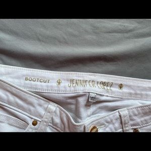 JENNIFER LOPEZ BOOTCUT WHITE JEANS